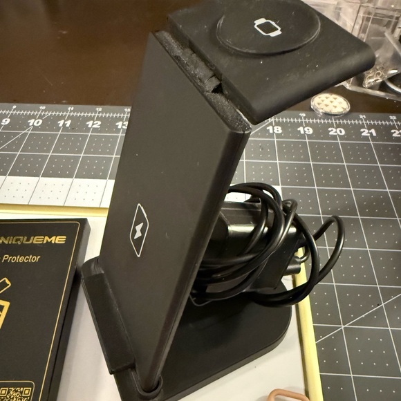 Apple Watch + accessories - Picture 5 of 9